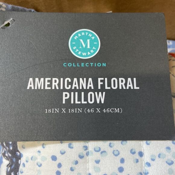 MARTHA STEWART COLLECTION American Floral star patchwork pillow 18x18 in - Picture 3 of 4
